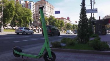 E-scooter, Ukrayna 'nın başkenti Khreshhatyk' in yakınında duruyor. Kiralık scooterlar.