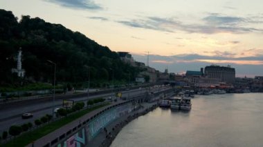 Kyiv şehir merkezinde trafik sıkışıklığı, şehirde dolaşan arabalar. Kyiv 'de şehir hayatı. Savaştan önce Ukrayna.