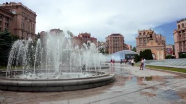 Meydan meydanındaki çeşmeler ya da Ukrayna 'nın başkenti Kyiv' deki Independence Meydanı 'ndaki Independence Anıtı yakınlarındaki Maydan Nezalezhnosti. Ukrayna 'daki savaştan önce.