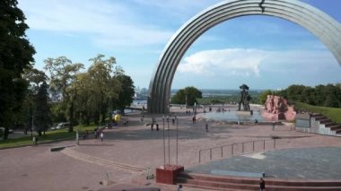 Ukrayna, Kiev 'deki Dinyeper' in sağ kıyısındaki Kasık Parkı 'nda bulunan Halkla Dostluk Kemeri. Savaştan önce Rusya ile dostluğun sembolüydü..