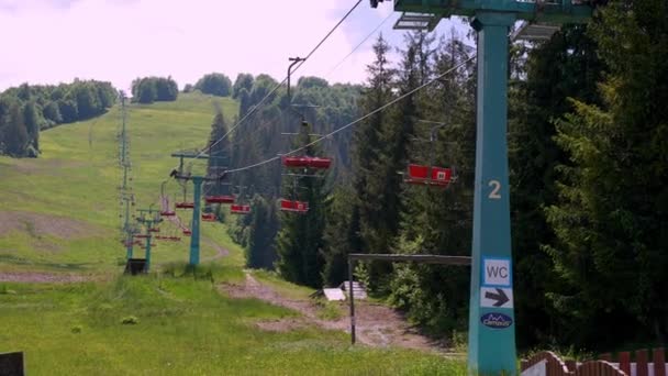 在滑雪胜地担任主席 夏天被青草和无雪所击 在阳光明媚的夏日 有许多小木屋 组成了一条长长的滑雪电梯 夏季山地旅游与旅游的概念 — 图库视频影像