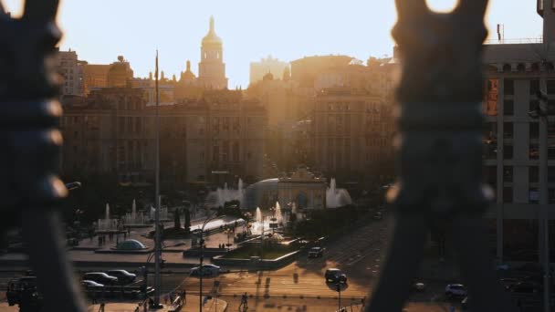 乌克兰基辅市上空美丽的落日 基辅Maidan Nezalezhnosti广场上的独立纪念碑 — 图库视频影像