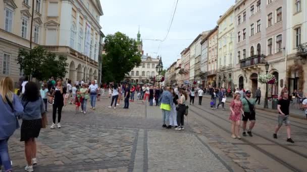 ウクライナのリヴィウ市で美しい都市生活 人々は街を歩き 暖かい夏の日を楽しんでいます 戦前の生活 — ストック動画