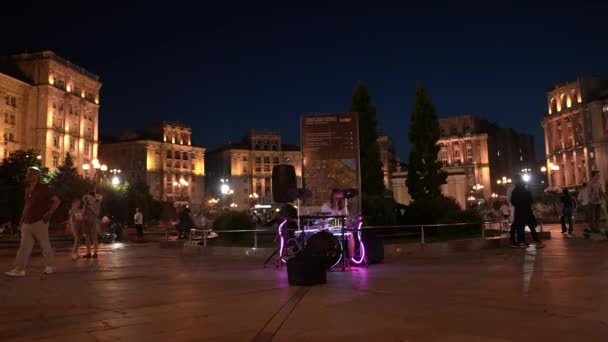 基辅疯狂的夜市生活 在基辅 人们在聚会 现场音乐 战前乌克兰的生活 — 图库视频影像