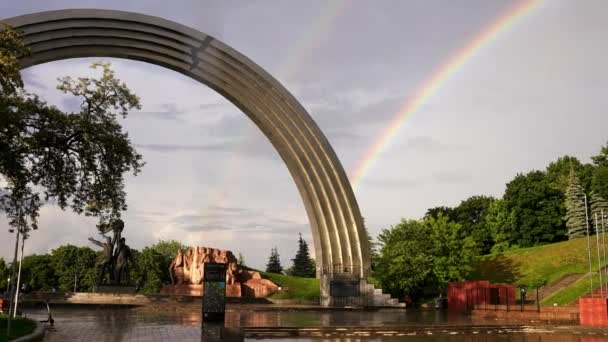 Peoples Friendship Arch Groin Park Mit Einem Bunten Regenbogen Dahinter — Stockvideo