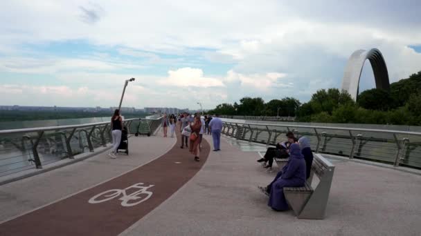 Nova Ponte Bicicleta Pedestre Lotada Com Kiev Ucrânia Ponte Pedonal — Vídeo de Stock