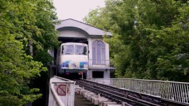 Ukrayna 'nın Kyiv kentindeki dik Volodymyrska Tepesi boyunca Uppertown ve Podil' i birbirine bağlayan füniküler.