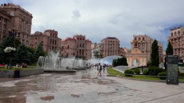 Meydan meydanındaki çeşmeler ya da Ukrayna 'nın başkenti Kyiv' deki Independence Meydanı 'ndaki Independence Anıtı yakınlarındaki Maydan Nezalezhnosti. Ukrayna 'daki savaştan önce.