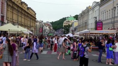 İnsanlar Ukrayna 'da yaz tatilinin tadını çıkarıyorlar. Savaştan önceki hayat. Kyiv 'de yoğun yaz soğuğu.