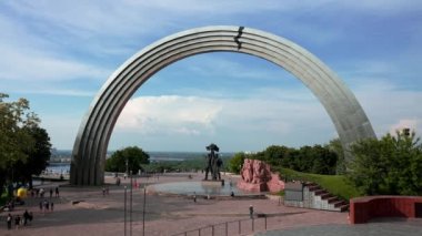 Ukrayna, Kiev 'deki Dinyeper' in sağ kıyısındaki Kasık Parkı 'nda bulunan Halkla Dostluk Kemeri. Savaştan önce Rusya ile dostluğun sembolüydü..