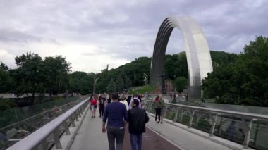 Ukrayna, Kiev 'deki Dinyeper' in sağ kıyısındaki Kasık Parkı 'nda bulunan Halkla Dostluk Kemeri. Savaştan önce Rusya ile dostluğun sembolüydü..