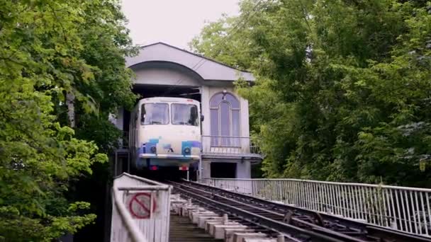 Funicular Conectando Uppertown Podil Longo Íngreme Volodymyrska Hill Kiev Ucrânia — Vídeo de Stock