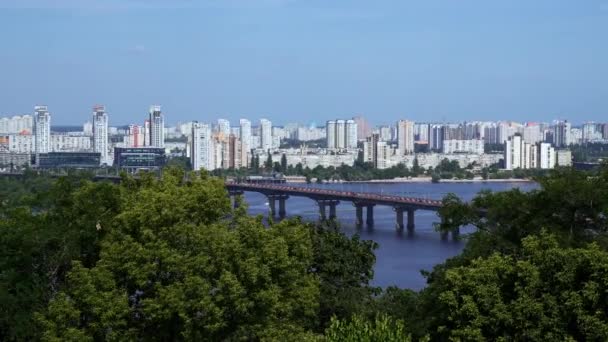 Gyönyörű Kilátás Nyílik Kijevi Városra Egy Híddal Dnipro Folyó Felett — Stock videók