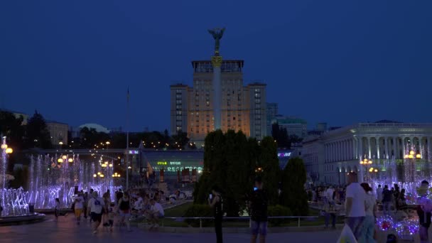 Verrücktes Nachtleben Kiew Menschen Feiern Tanzen Essen Und Singen Live — Stockvideo