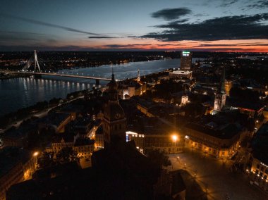 Geceleri hava panoramik Riga şehri. Şehir ışıklarıyla güzel bir gece. 