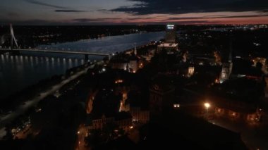 Geceleri hava panoramik Riga şehri. Şehir ışıklarıyla güzel bir gece. 