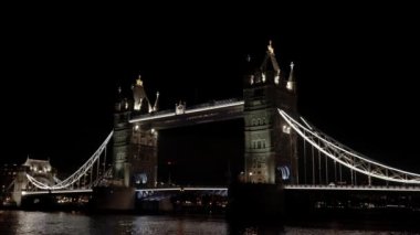 Londra İngiltere 'de İngiltere' de İngiltere 'nin başkenti İngiltere' de bulunan Thames nehrinin üzerindeki ünlü aydınlık Tower Bridge 'in panoramik gece görüntüsü. Güzel Londra.