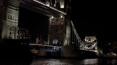 Londra İngiltere 'de İngiltere' de İngiltere 'nin başkenti İngiltere' de bulunan Thames nehrinin üzerindeki ünlü aydınlık Tower Bridge 'in panoramik gece görüntüsü. Güzel Londra.