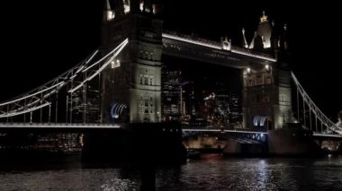 Londra İngiltere 'de İngiltere' de İngiltere 'nin başkenti İngiltere' de bulunan Thames nehrinin üzerindeki ünlü aydınlık Tower Bridge 'in panoramik gece görüntüsü. Güzel Londra.