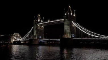Londra İngiltere 'de İngiltere' de İngiltere 'nin başkenti İngiltere' de bulunan Thames nehrinin üzerindeki ünlü aydınlık Tower Bridge 'in panoramik gece görüntüsü. Güzel Londra.