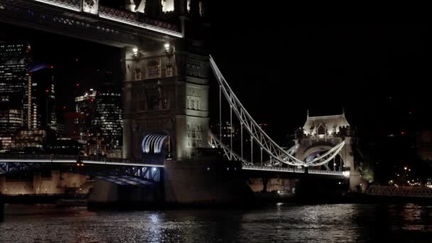 英国伦敦泰晤士河上著名的具有里程碑意义的照明塔桥的全景夜景 在漆黑的夜空中 英国的欧洲 美丽的伦敦 — 图库视频影像