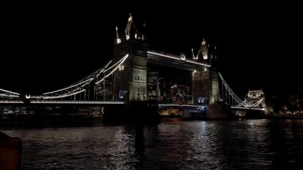 Panoramatický Noční Pohled Ikonickou Dominantu Slavného Osvětleného Tower Bridge Thames — Stock video