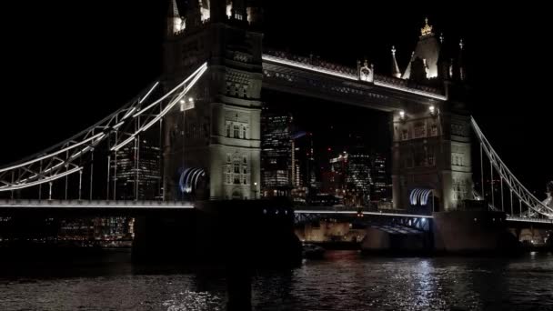 英国伦敦泰晤士河上著名的具有里程碑意义的照明塔桥的全景夜景 在漆黑的夜空中 英国的欧洲 美丽的伦敦 — 图库视频影像