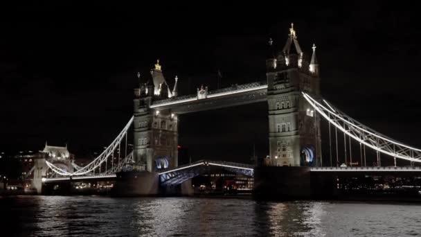 Ночной Вид Знаковую Достопримечательность Подсвеченный Тауэрский Мост Возвышающийся Мост Ночью — стоковое видео
