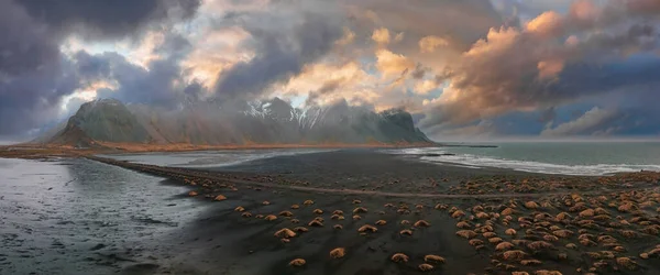 印象的なカラフルなアイスランドの海の景色 ストックスネス岬とヴェストラホーン山の近くの素晴らしい絵のシーン 雨の風の強い日の黒い砂丘 — ストック写真