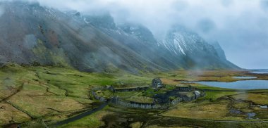 Stoksnes yakınlarında, İzlanda 'nın Vestrahorn Dağı' nın altında fırtınalı bir yağmurlu günde bir Viking köyünün hava görüntüsü..
