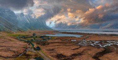 Stoksnes yakınlarında, İzlanda 'nın Vestrahorn Dağı' nın altında fırtınalı bir yağmurlu günde bir Viking köyünün hava görüntüsü..