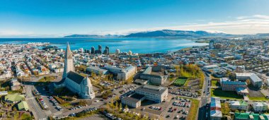 Güneşli bir yaz gününde Reykjavik, İzlanda 'nın güzel hava manzarası. Reykjavik 'in panoramik görünümü