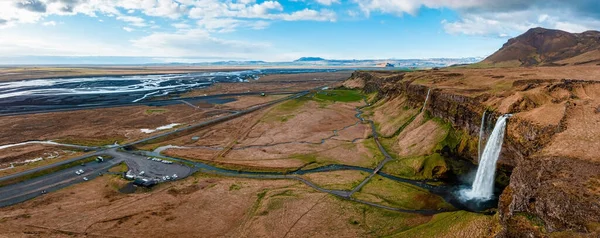 塞尔贾兰多斯的空中景观 位于冰岛南部地区 就在1号公路旁边 游客们可以从后面走进一个小洞穴 冰岛最受欢迎的瀑布 — 图库照片