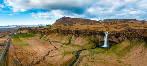 塞尔贾兰多斯的空中景观 位于冰岛南部地区 就在1号公路旁边 游客们可以从后面走进一个小洞穴 冰岛最受欢迎的瀑布 — 图库照片
