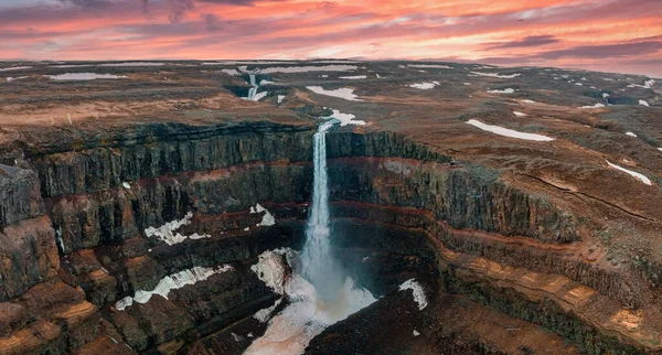 Vista Aérea Sobre Cachoeira Hengifoss Com Listras Vermelhas Sedimentos Formação — Fotografia de Stock