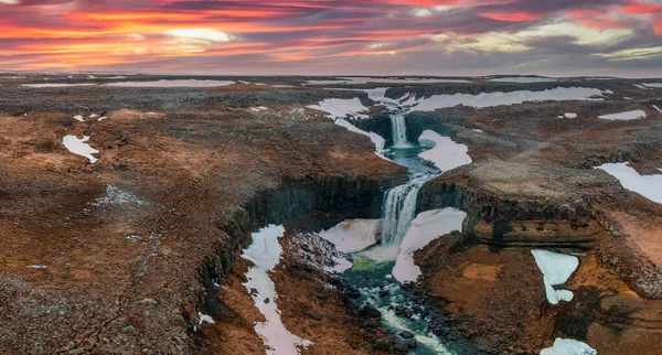 赤縞の堆積物とアイスランドの古い土壌火山形成とHengifoss滝の空中ビュー 嵐の日の美しいアイスランドの自然 — ストック写真
