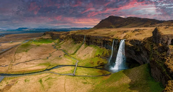 공중에서 Seljalandsfoss 아이슬란드 지역에 방문객들은 속으로 들어갈 수있습니다 아이슬란드에서 인기있는 — 스톡 사진