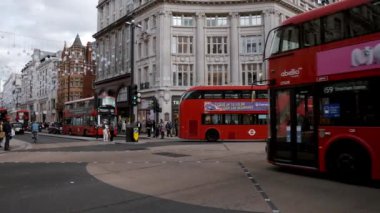 Londra 'daki Oxford Sirki' nde yoğun bir saat. Londra 'da trafik yoğun. Oxford ve Regents caddelerinde insanlar karşıdan karşıya geçiyor..