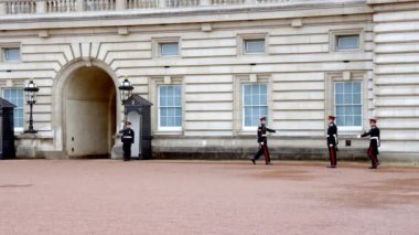 Kraliyet Muhafızları Buckingham Sarayı 'nın yakınındaki geleneksel Nöbetçi Değişimi töreninde değişir. Bu tören Londra 'nın en popüler turistik yerlerinden biridir..