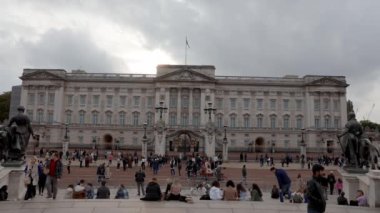 Buckingham Sarayı cephesi, Londra, İngiltere. Bulutlu hava ve Londra 'da gün doğumunda Buckingham Sarayı' nın tam görüntüsü.