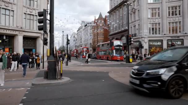 伦敦牛津马戏团的繁忙时间 伦敦的交通拥挤 在牛津街和执法者街十字路口穿过街道的人 — 图库视频影像