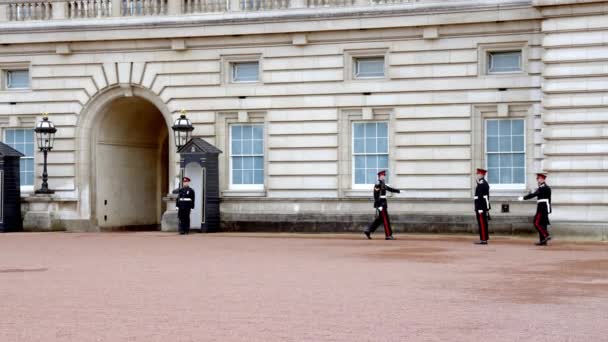 バッキンガム宮殿近くで伝統的な衛兵交代式が行われます この儀式は ロンドンで最も人気のある観光スポットの1つです — ストック動画