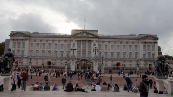 バッキンガム宮殿のファサード ロンドン ロンドンの曇天と日の出の間にバッキンガム宮殿の完全なビュー — ストック動画