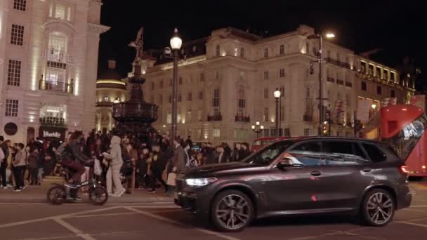 Vida Noturna Piccadilly Circus Londres Pessoas Cruzando Rua Icônico Ônibus — Vídeo de Stock