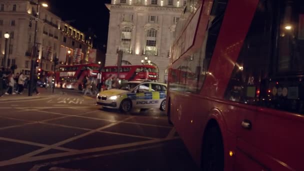 Нічне Життя Цирку Пікаділлі Лондоні Люди Перетинають Вулиці Знакові Червоні — стокове відео