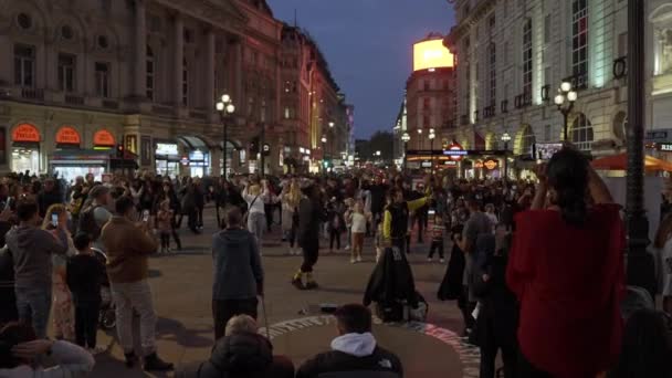 Nachtleben Piccadilly Circus London Menschen Tanzen Direkt Vor Dem Piccadilly — Stockvideo