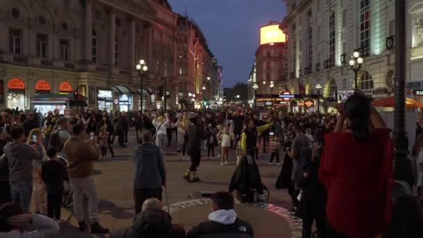 Nattliv Piccadilly Circus London Folk Dansar Framför Piccadilly Circus London — Stockvideo