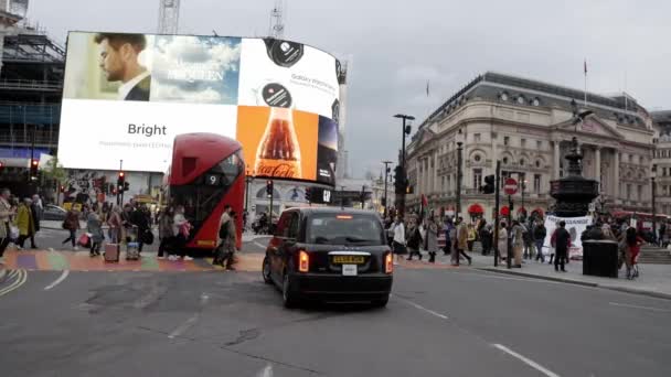 Duży Ruch Centrum Londynu Piesi Wzdłuż Budynku Lillywhites Londynie Samochodami — Wideo stockowe