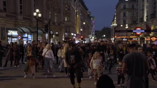 Noční Život Piccadilly Circus Londýně Lidé Tančí Přímo Před Piccadilly — Stock video