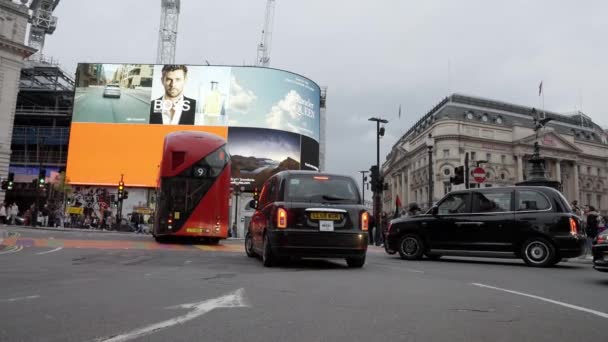 중심부의 보행자들은 런던에 화이트 버스를 피카딜리 서커스를 지나고 — 비디오